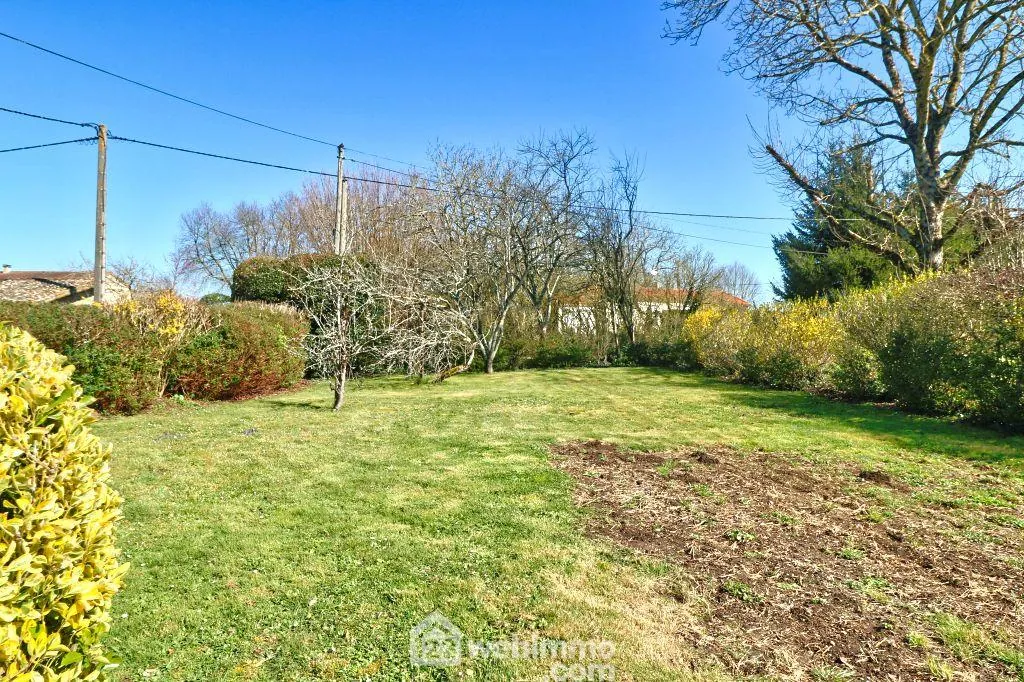 Maison de campagne de 109 m² avec dépendances proche de Civray 