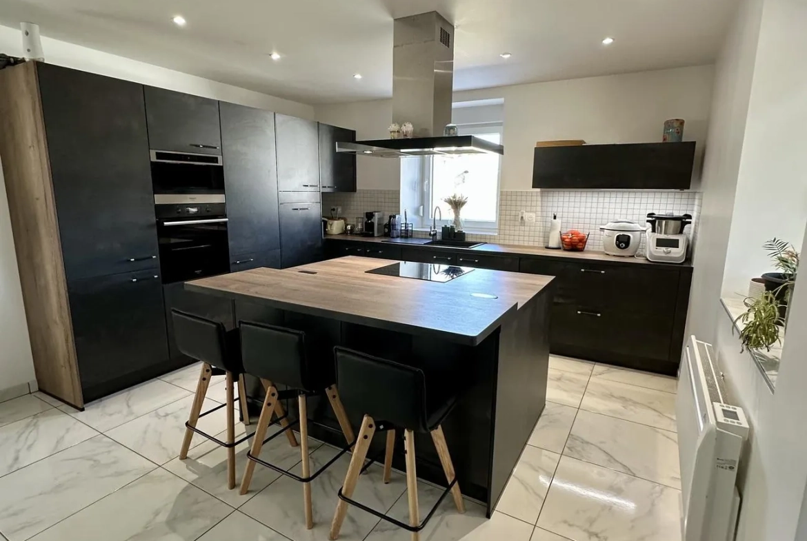 Maison à vendre à Xertigny - Grand espace, terrain et garages 