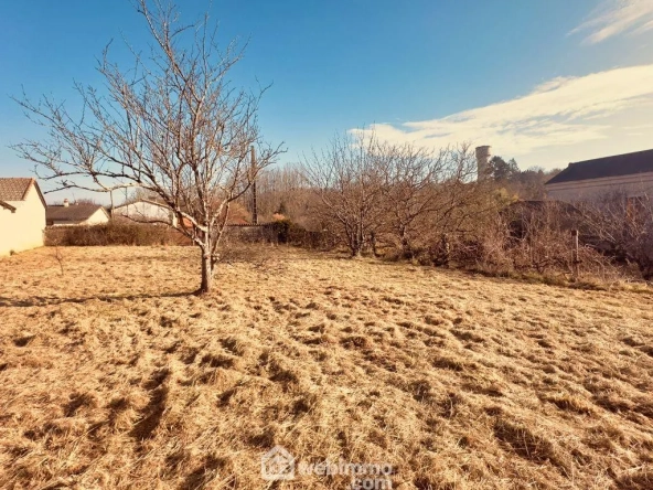 Terrain à bâtir de 1212 m² à Couhé, proche Poitiers avec puits, centre-ville