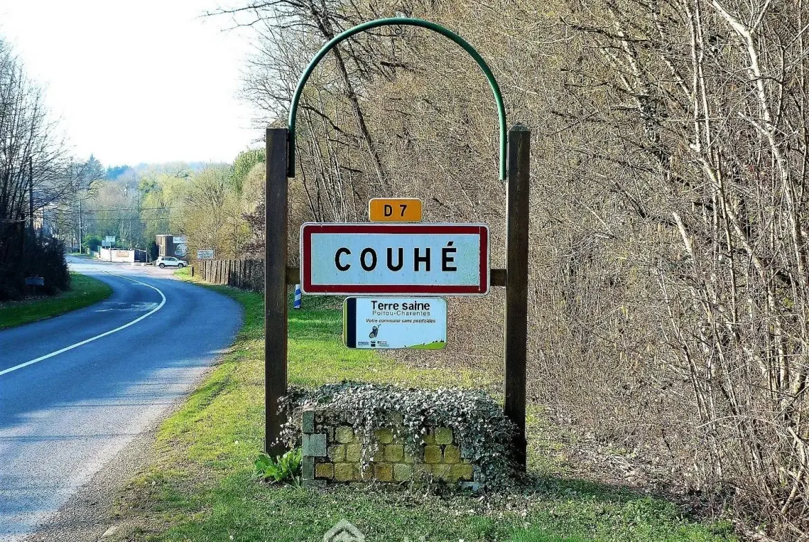Terrain à bâtir de 1212 m² à Couhé, proche Poitiers avec puits, centre-ville 