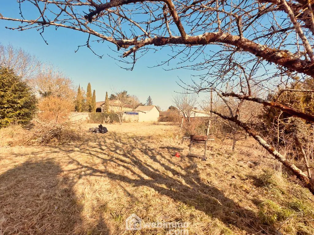 Terrain à bâtir de 1212 m² à Couhé, proche Poitiers avec puits, centre-ville 