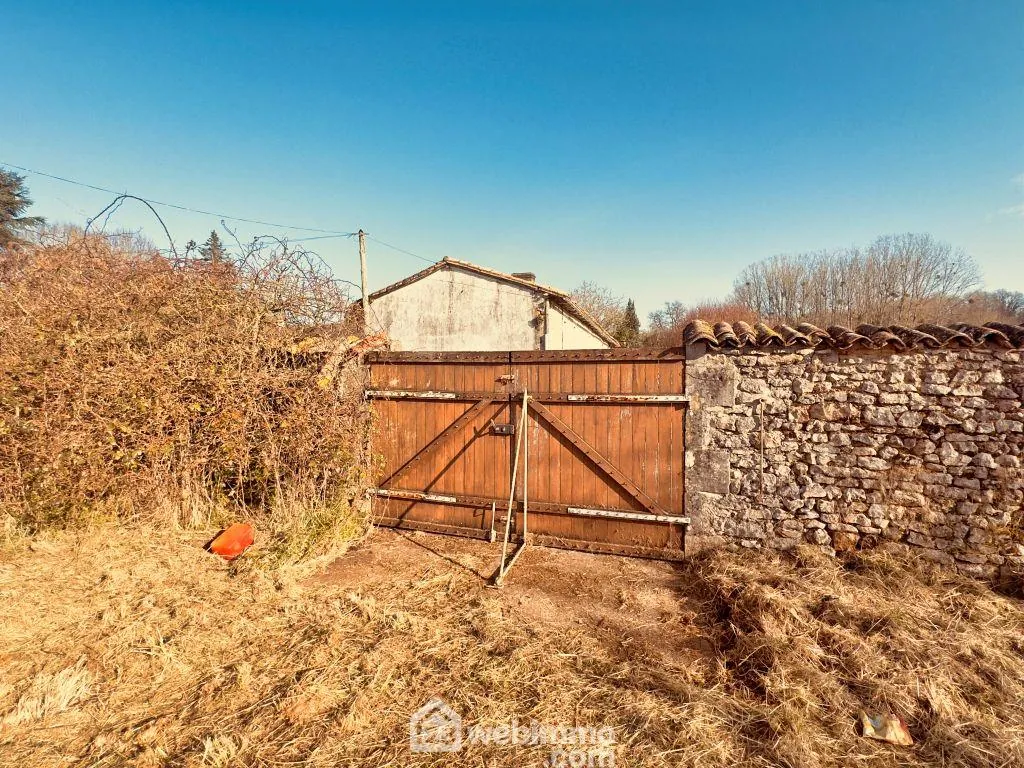 Terrain à bâtir de 1212 m² à Couhé, proche Poitiers avec puits, centre-ville 