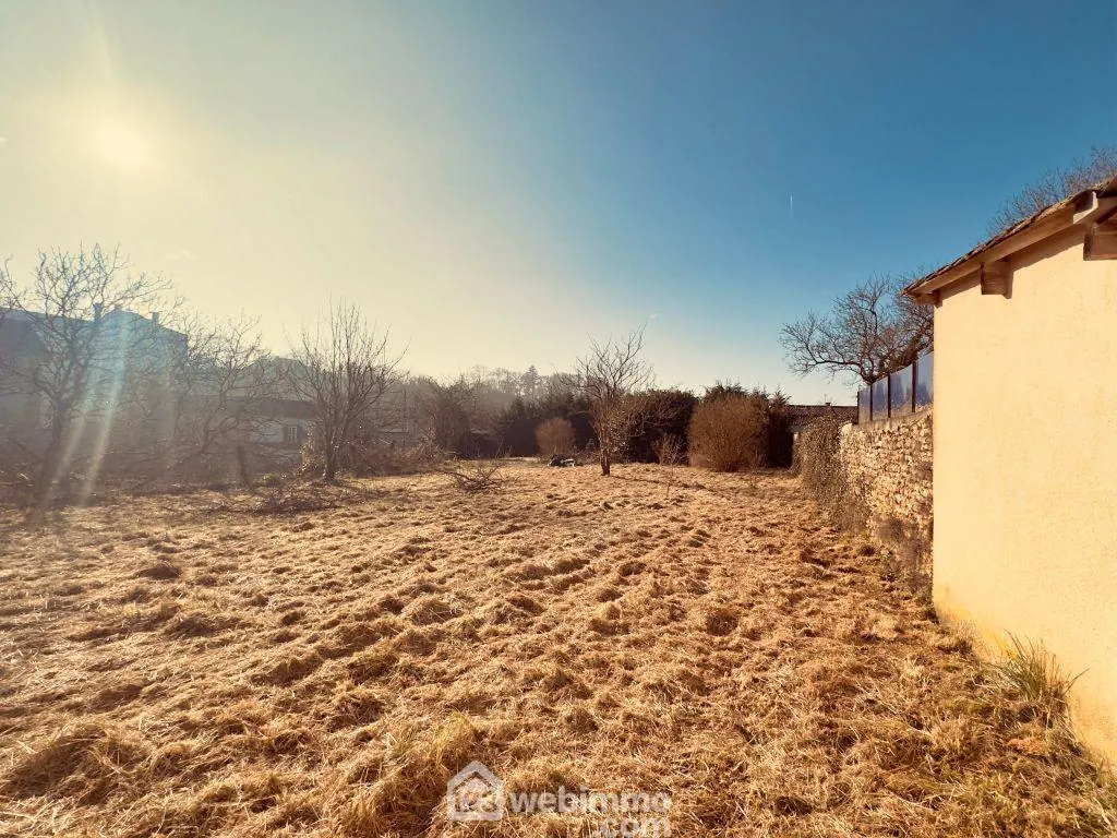 Terrain à bâtir de 1212 m² à Couhé, proche Poitiers avec puits, centre-ville 