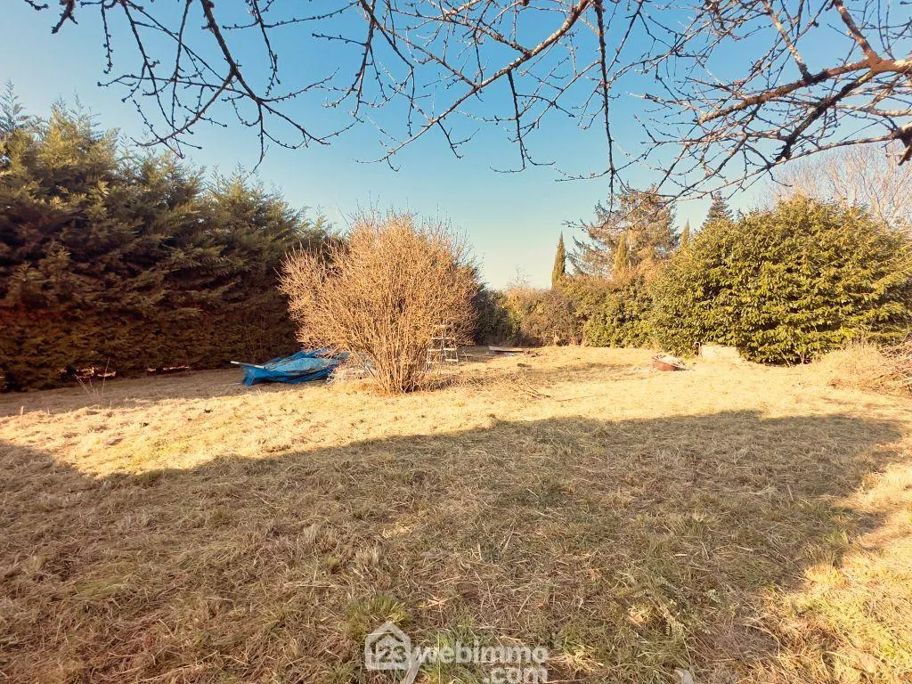 Terrain à bâtir de 1212 m² à Couhé, proche Poitiers avec puits, centre-ville 