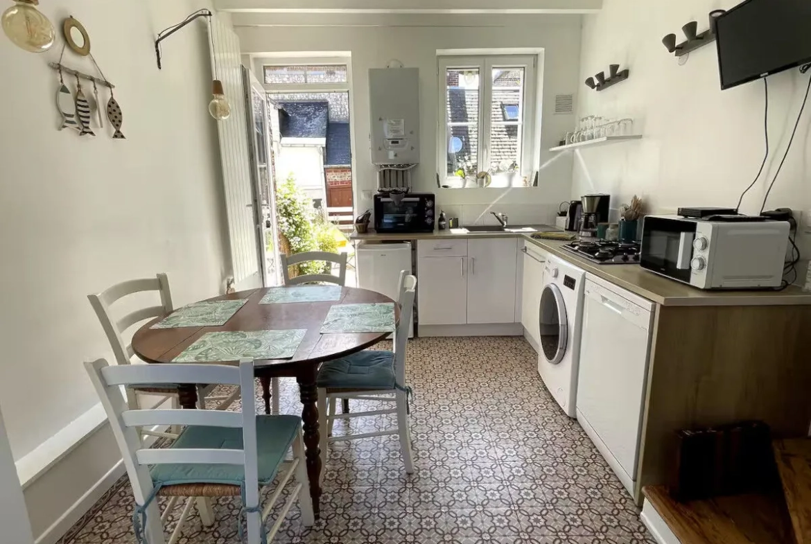 Charmante maison de pêcheur en briques et silex à Étretat avec vue mer et cour intérieure 