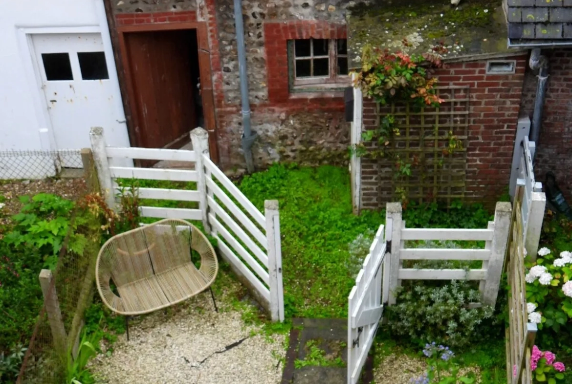 Charmante maison de pêcheur en briques et silex à Étretat avec vue mer et cour intérieure 