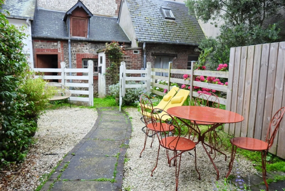 Charmante maison de pêcheur en briques et silex à Étretat avec vue mer et cour intérieure 