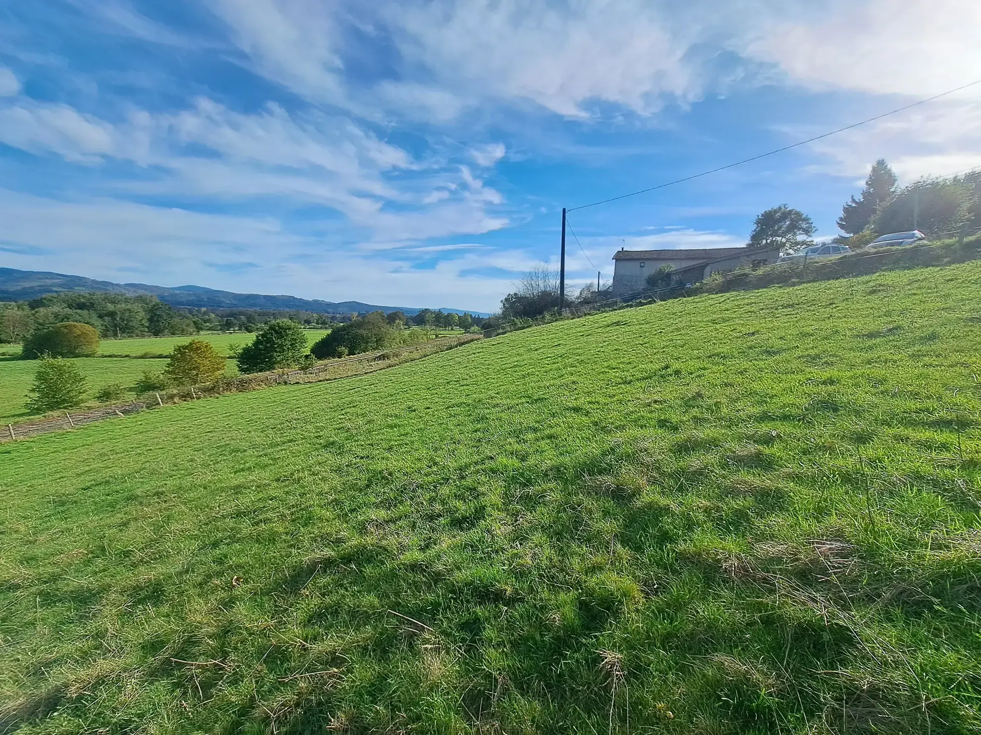 Terrain constructible de 1470 m² à Ambert avec vue sur les Monts du Forez 