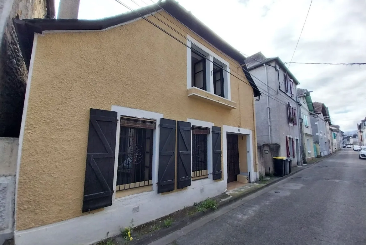 Achat maison de ville à Nay - 115 m² avec potentiel de rénovation 