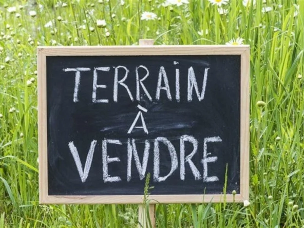 Terrain constructible de 1050 m² à Montaure, calme et exposé sud, non viabilisé