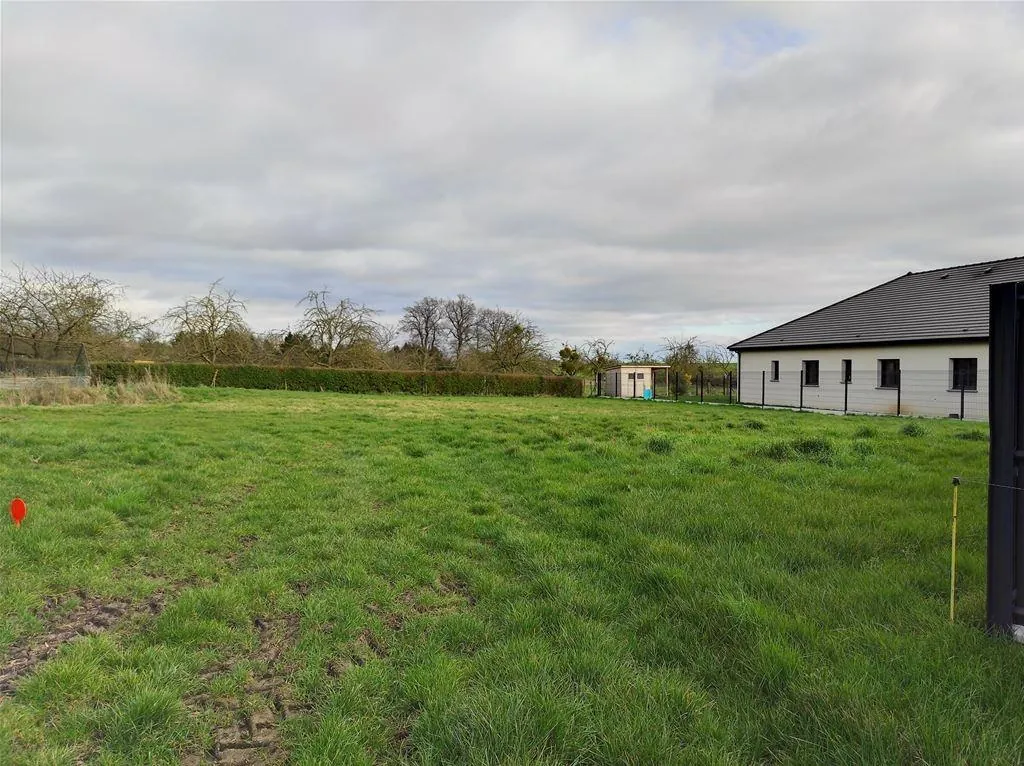 Terrain constructible de 1050 m² à Montaure, calme et exposé sud, non viabilisé 