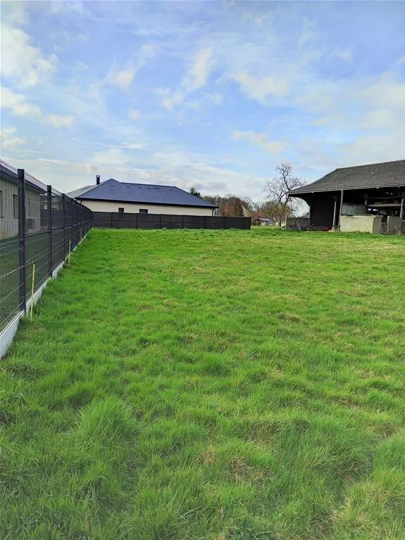 Terrain constructible de 1050 m² à Montaure, calme et exposé sud, non viabilisé 