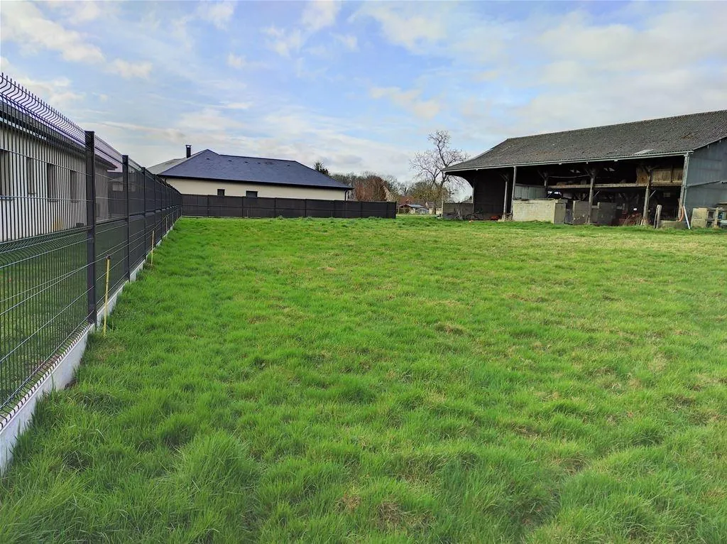 Terrain constructible de 1050 m² à Montaure, calme et exposé sud, non viabilisé 