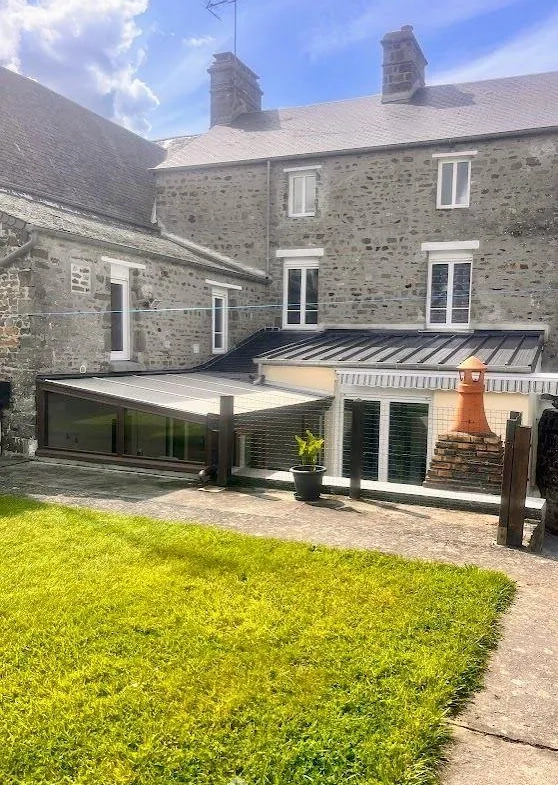 Maison rénovée avec jardin et garage à La Haye-du-Puits - 163m² 