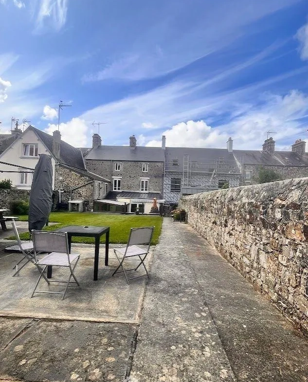 Maison rénovée avec jardin et garage à La Haye-du-Puits - 163m² 