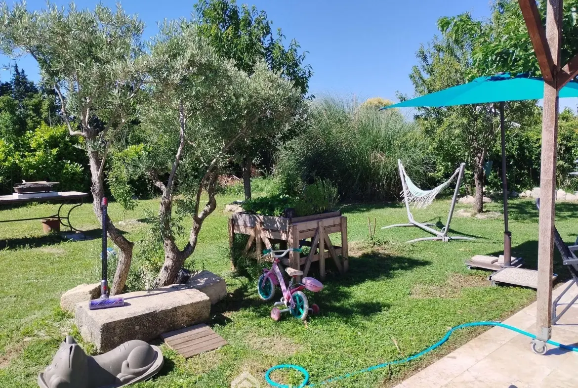 Maison indépendante avec terrain à Aubignan, 87m², chalet, panneaux solaires - Opportunité rare 