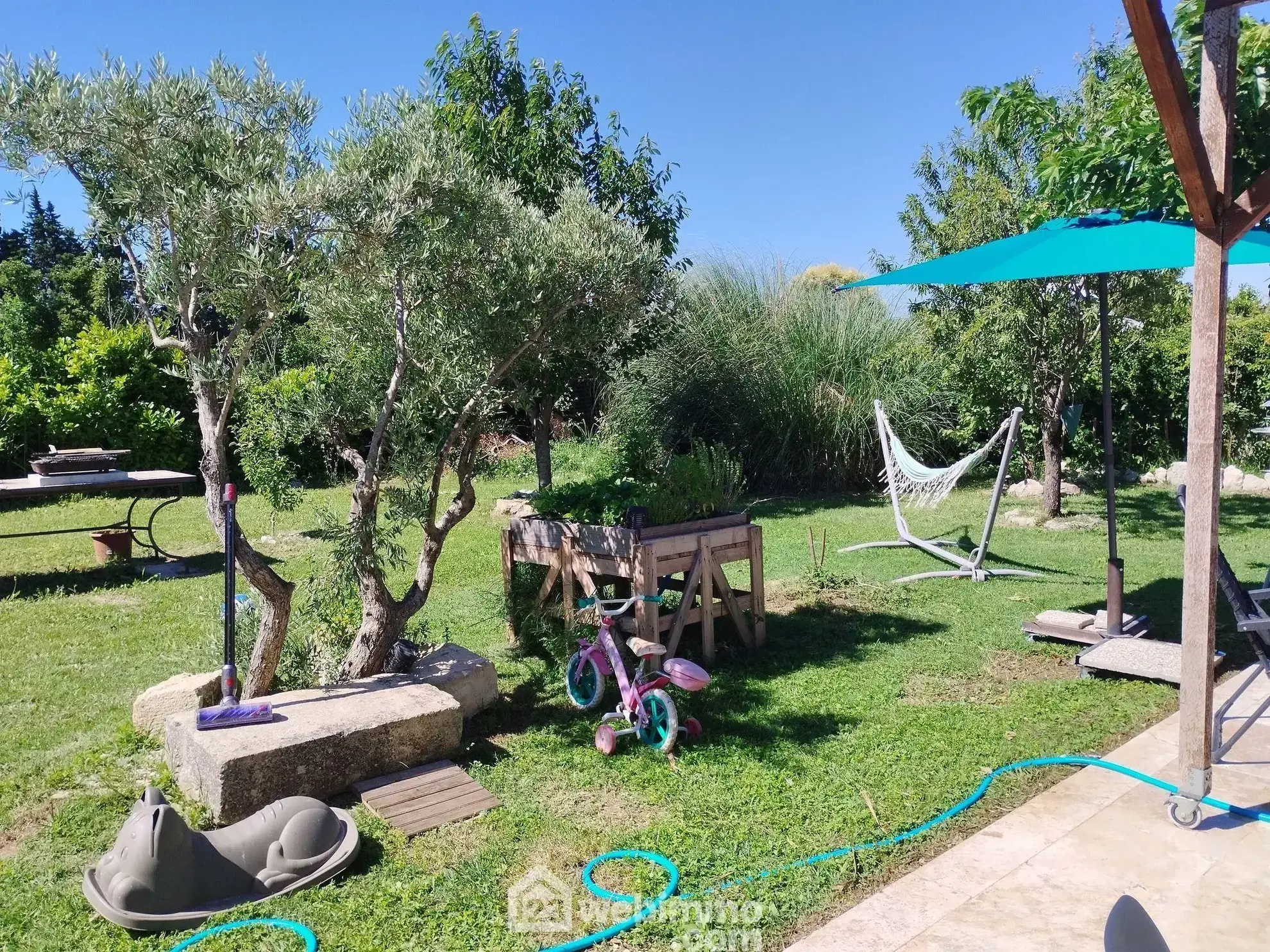 Maison indépendante avec terrain à Aubignan, 87m², chalet, panneaux solaires - Opportunité rare 