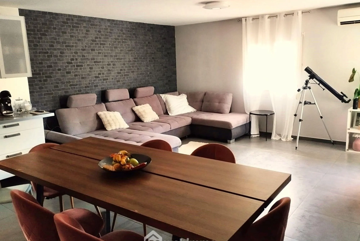 Maison indépendante avec terrain à Aubignan, 87m², chalet, panneaux solaires - Opportunité rare 