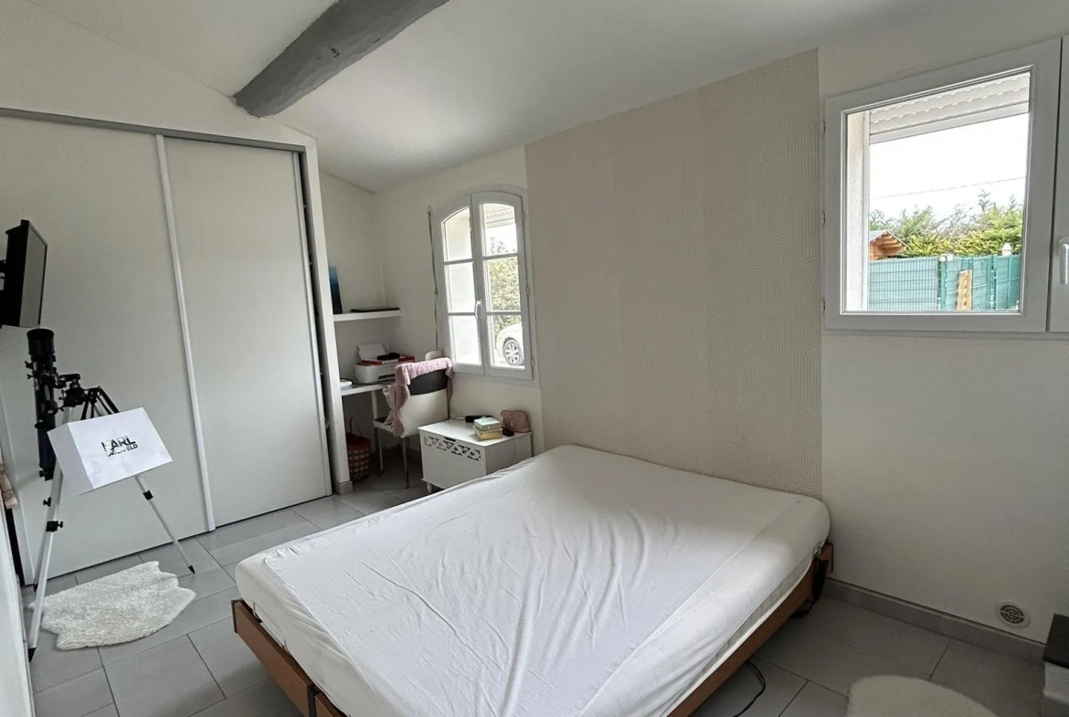 Maison indépendante avec terrain à Aubignan, 87m², chalet, panneaux solaires - Opportunité rare 