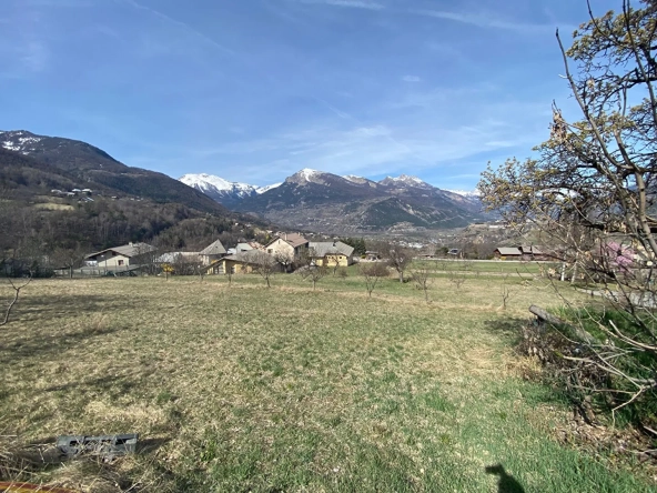 Terrain constructible de 836 m² à Risoul avec vue sur montagne