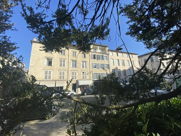 Mur commercial occupé à Pau, centre historique, bail 2021 avec reprise en 2024