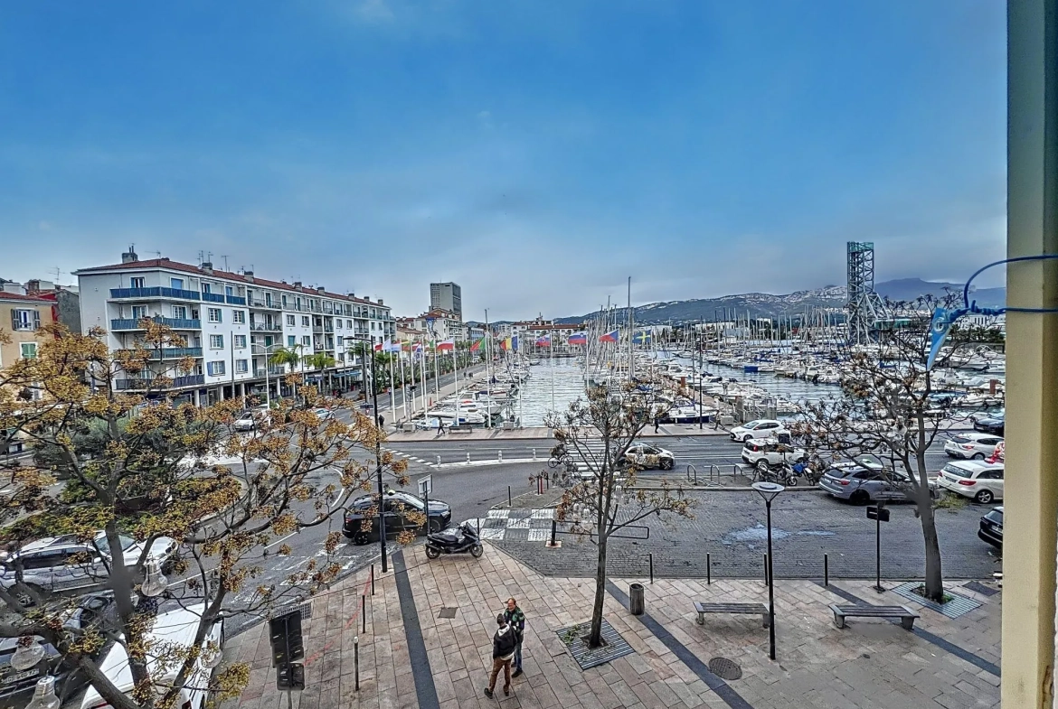 Appartement traversant de 69 m² avec vue sur le port à La Seyne-sur-Mer 