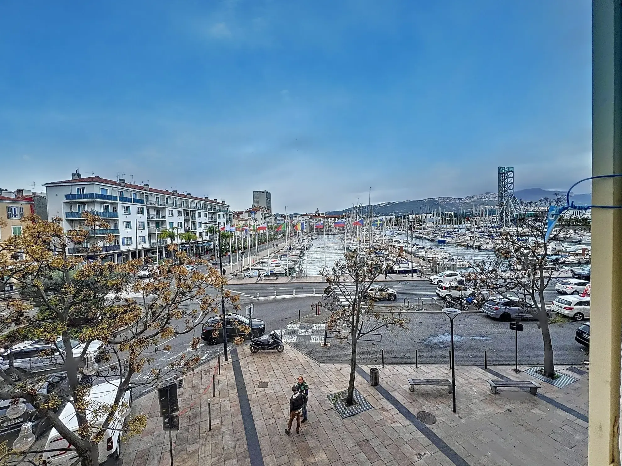 Appartement traversant de 69 m² avec vue sur le port à La Seyne-sur-Mer 