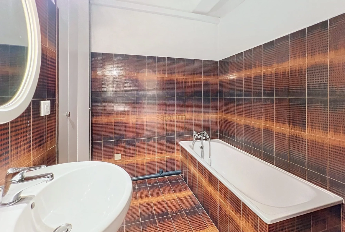 Appartement traversant de 69 m² avec vue sur le port à La Seyne-sur-Mer 