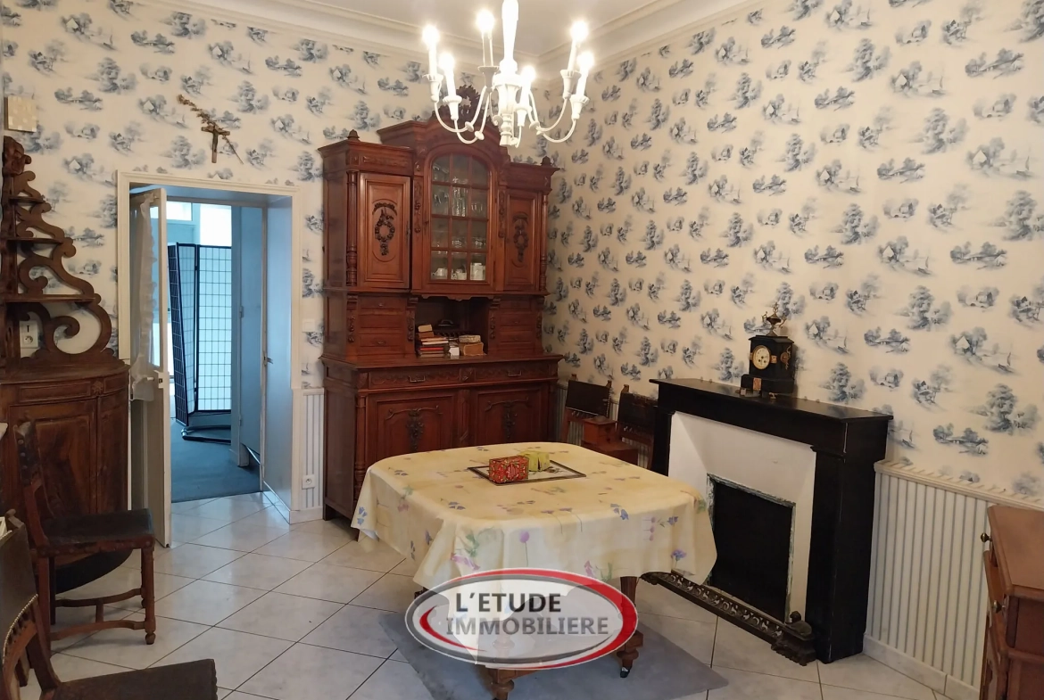 Maison ancienne de charme à Machecoul avec dépendances et espace intérieur généreux 