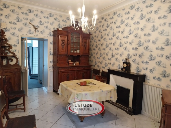 Maison ancienne de charme à Machecoul avec dépendances et espace intérieur généreux
