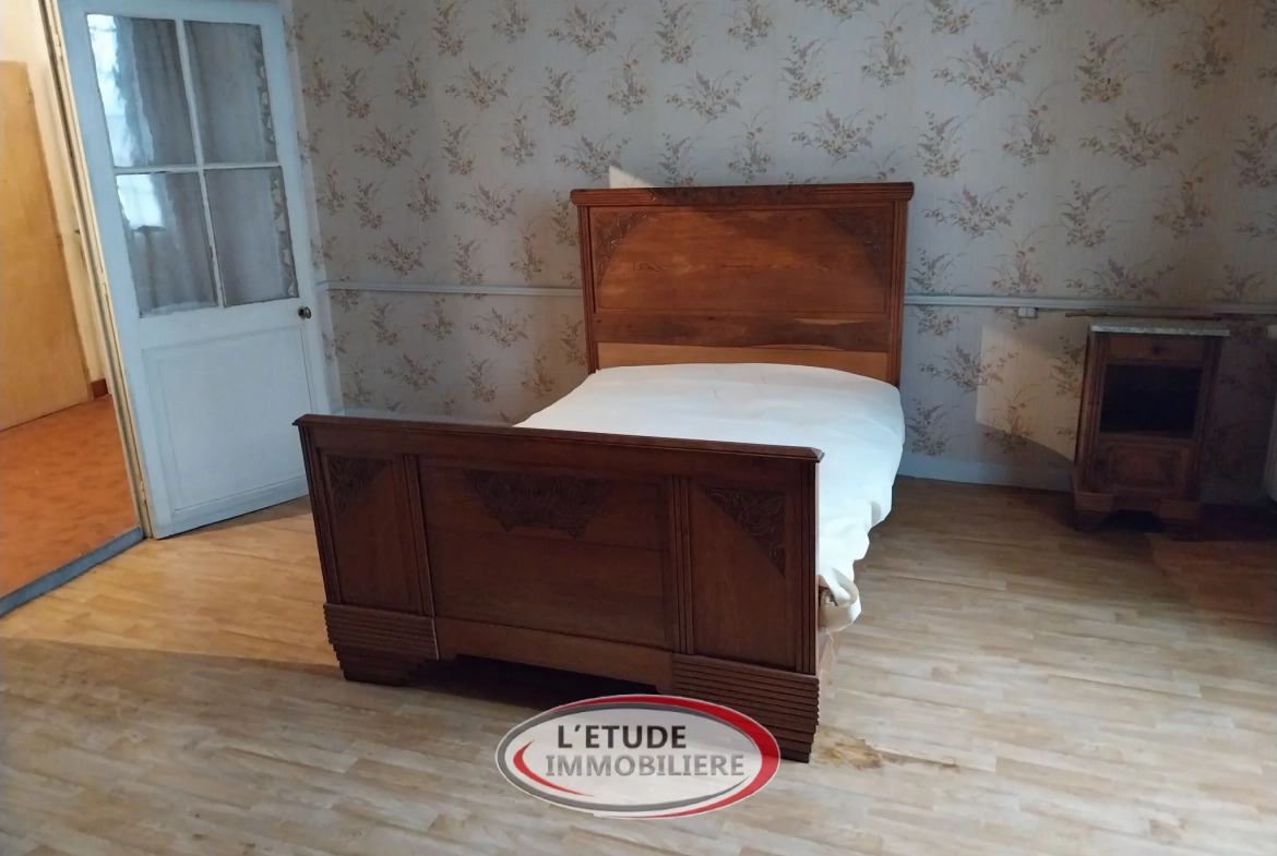 Maison ancienne de charme à Machecoul avec dépendances et espace intérieur généreux 
