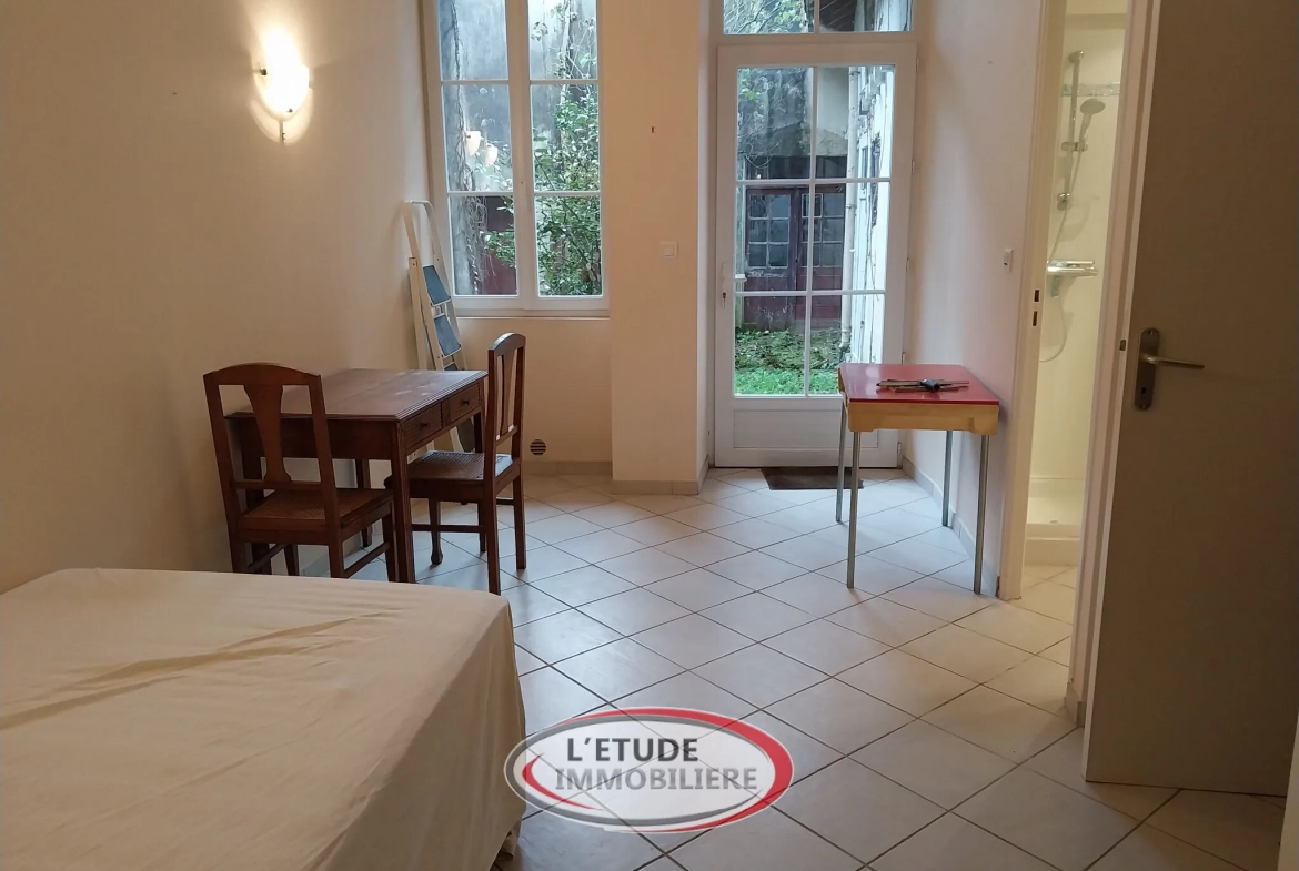 Maison ancienne de charme à Machecoul avec dépendances et espace intérieur généreux 