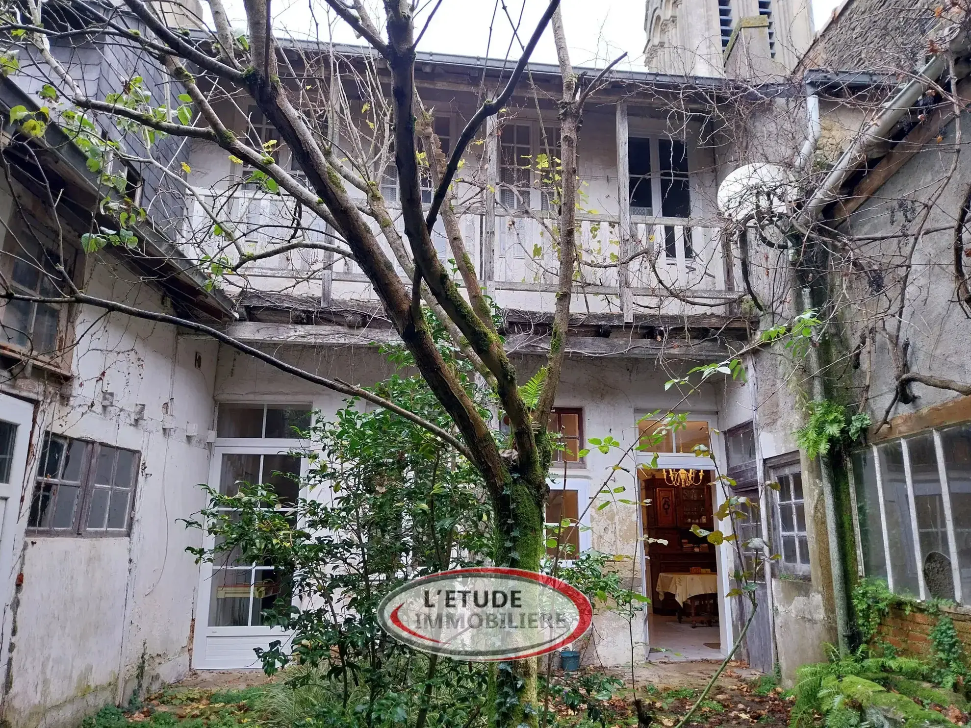 Maison ancienne de charme à Machecoul avec dépendances et espace intérieur généreux 