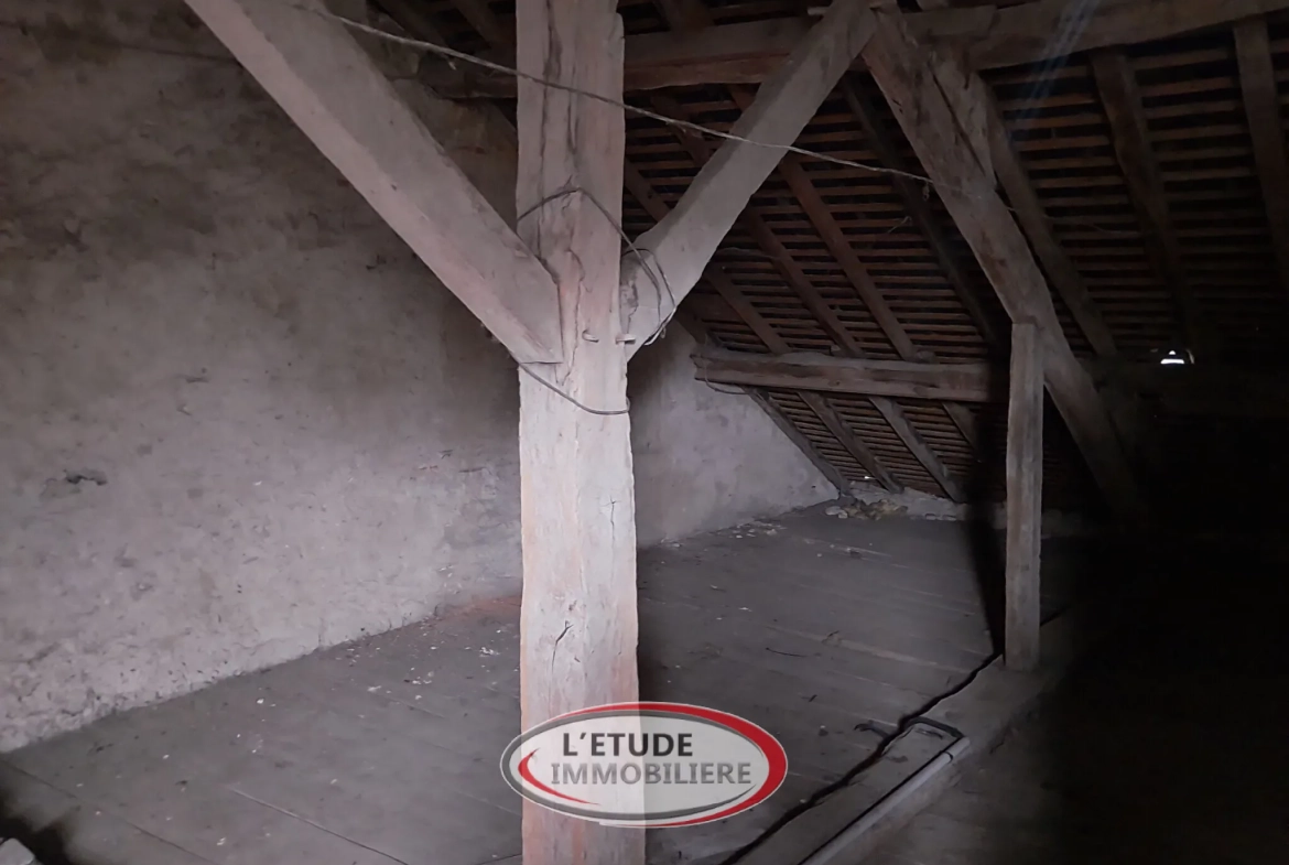 Maison ancienne de charme à Machecoul avec dépendances et espace intérieur généreux 