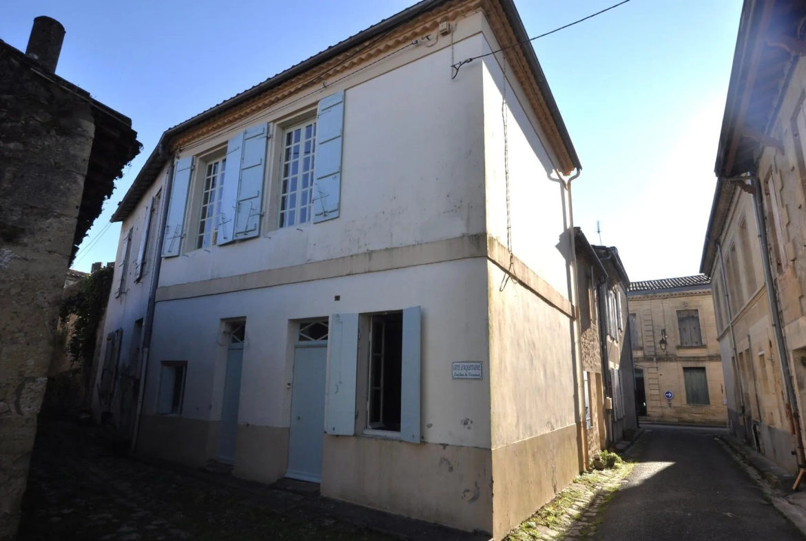 Maison girondine rénovée avec dépendance et cour à Rions 