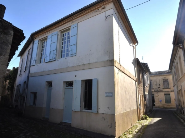 Maison girondine rénovée avec dépendance et cour à Rions