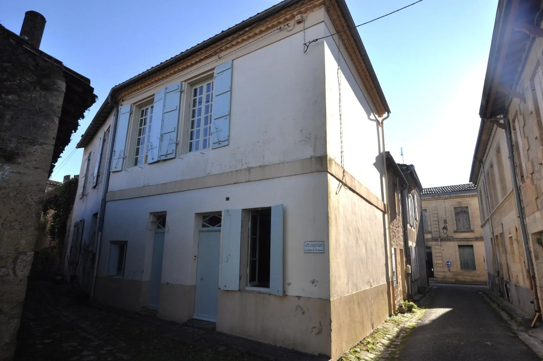 Maison girondine rénovée avec dépendance et cour à Rions 