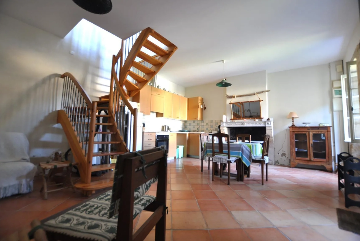 Maison girondine rénovée avec dépendance et cour à Rions 