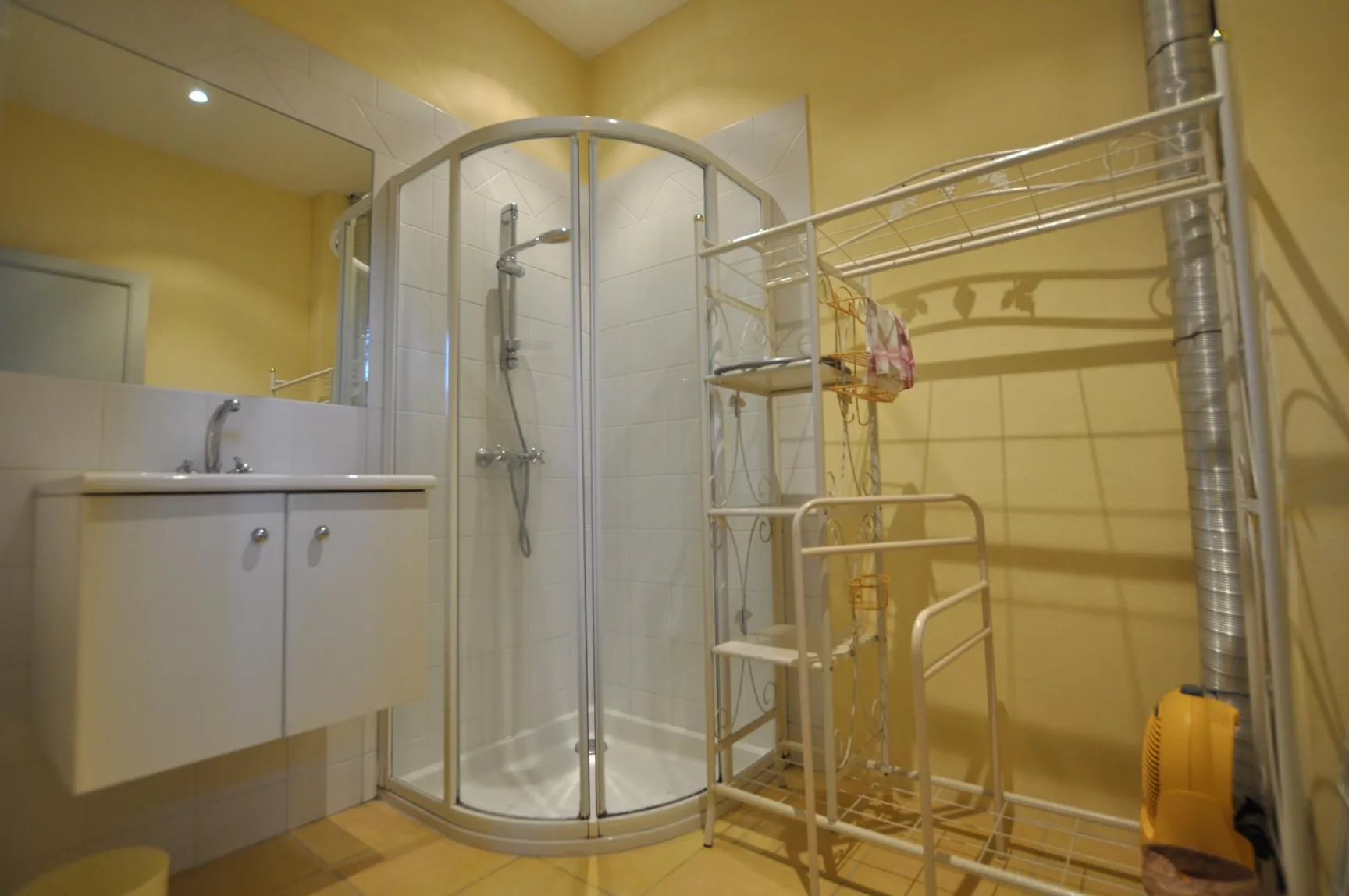 Maison girondine rénovée avec dépendance et cour à Rions 