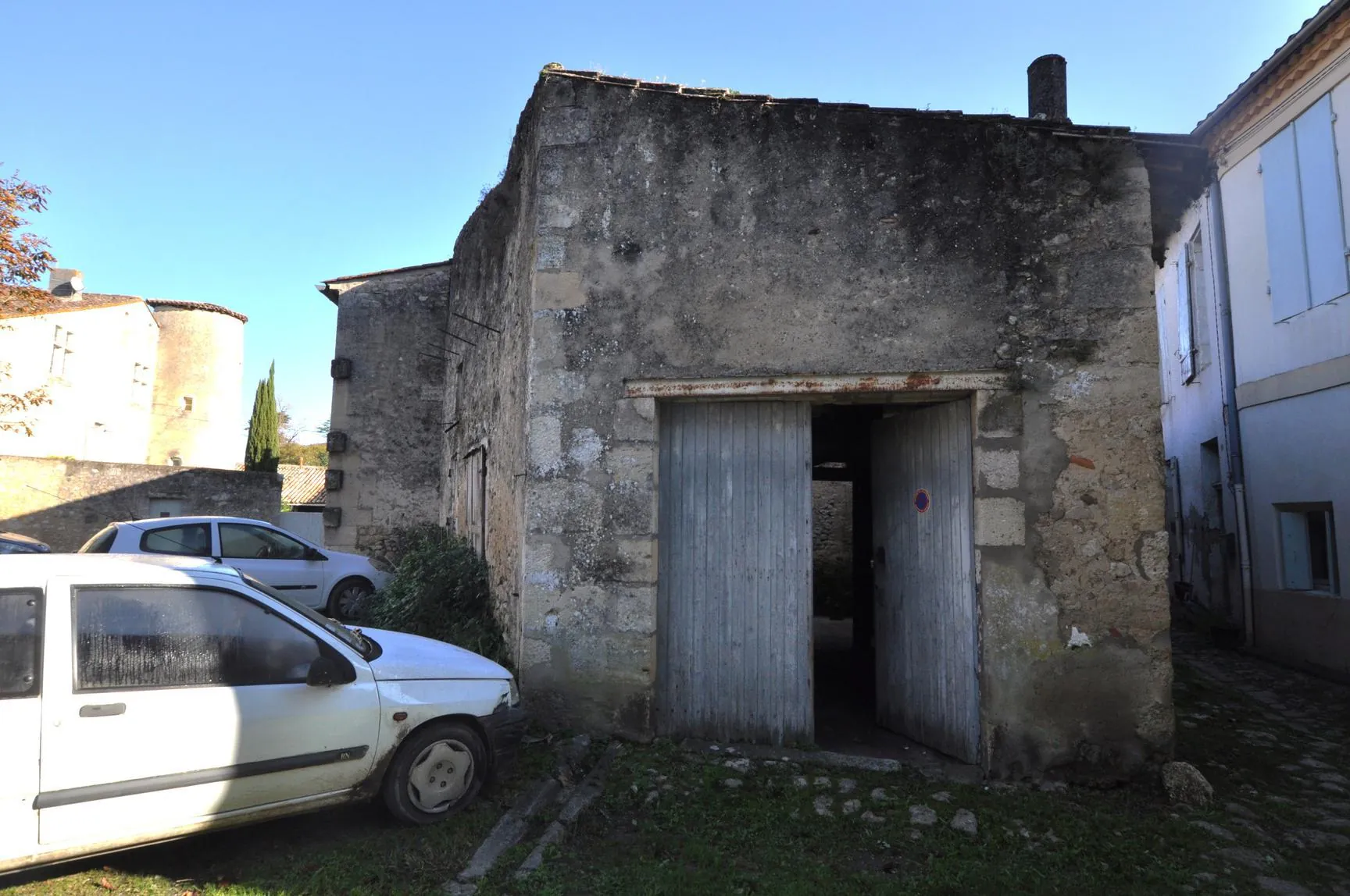 Maison girondine rénovée avec dépendance et cour à Rions 