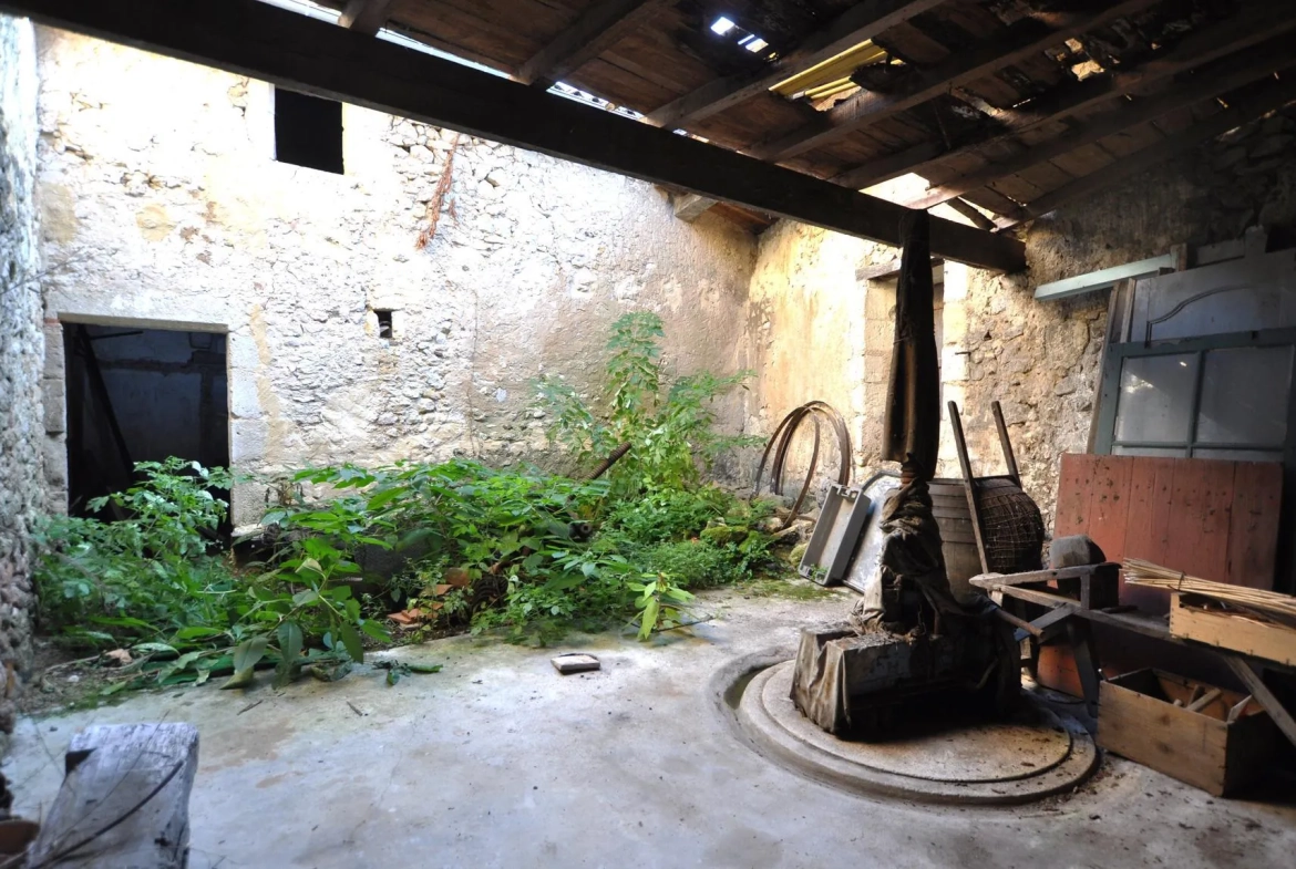 Maison girondine rénovée avec dépendance et cour à Rions 