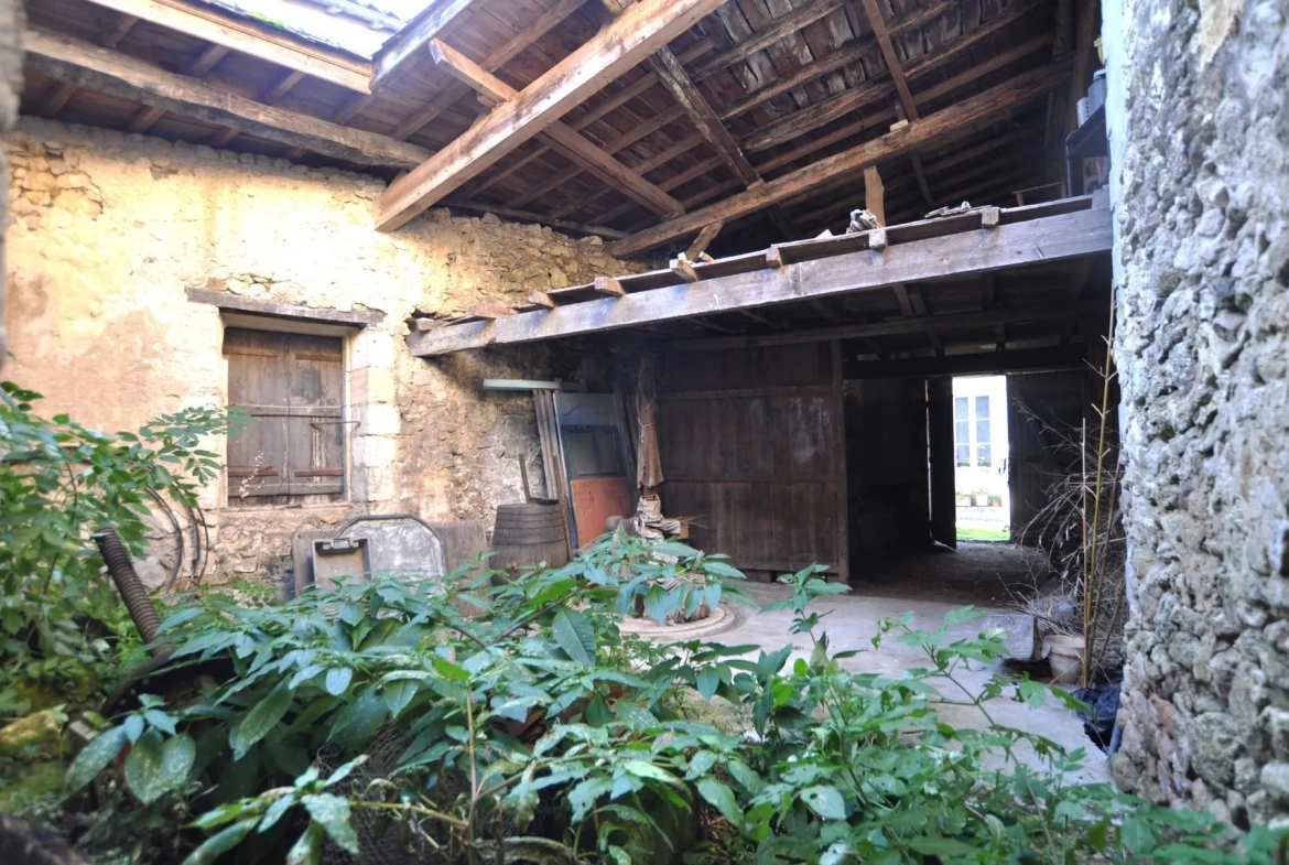Maison girondine rénovée avec dépendance et cour à Rions 