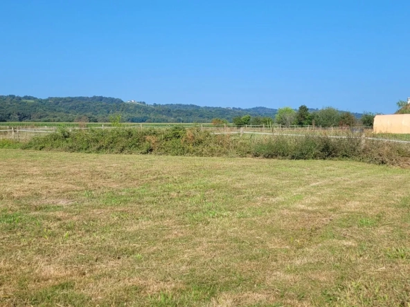 Terrain constructible de 1408 m² à Maslacq, idéal pour projets résidentiels