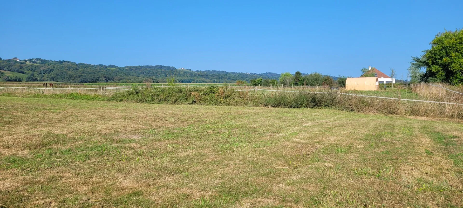 Terrain constructible de 1408 m² à Maslacq, idéal pour projets résidentiels 