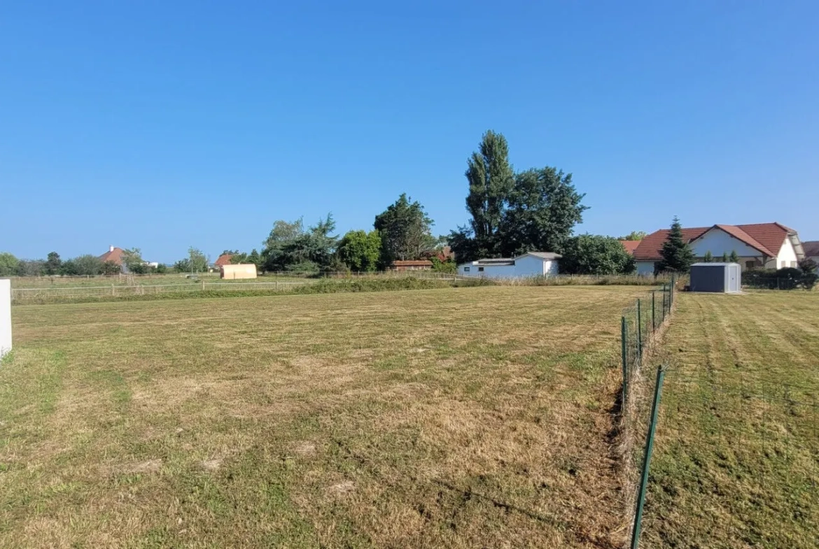 Terrain constructible de 1408 m² à Maslacq, idéal pour projets résidentiels 