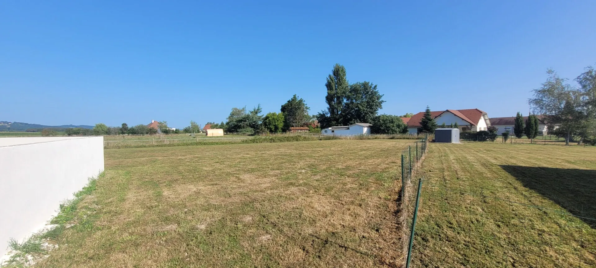 Terrain constructible de 1408 m² à Maslacq, idéal pour projets résidentiels 