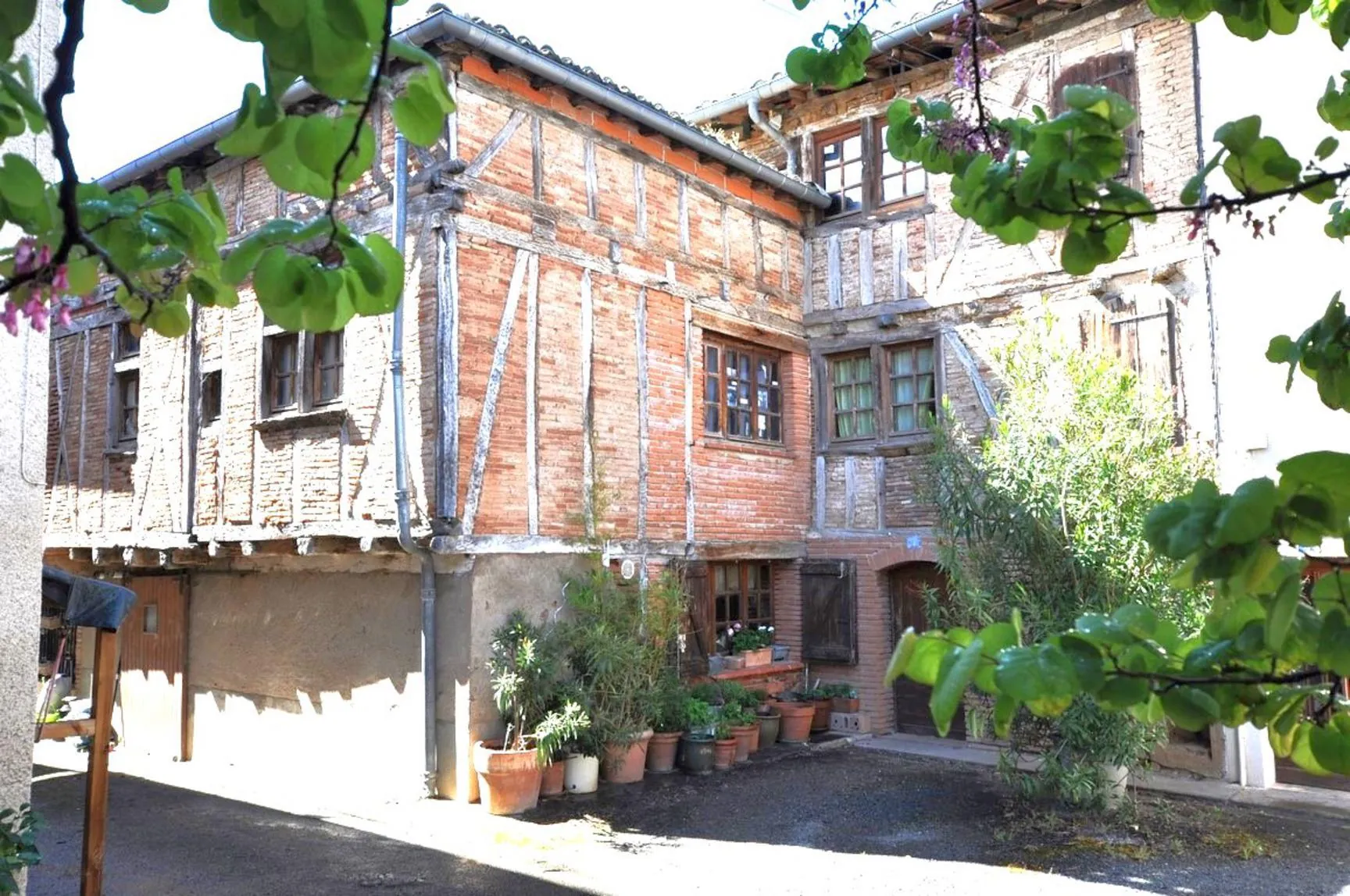 Magnifique maison de village du XVIe siècle à Gaillac avec terrasse et potentiel hôtel ou famille 