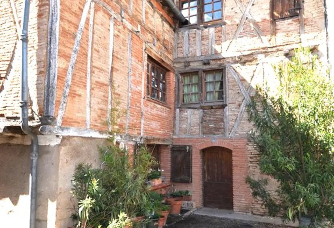 Magnifique maison de village du XVIe siècle à Gaillac avec terrasse et potentiel hôtel ou famille 