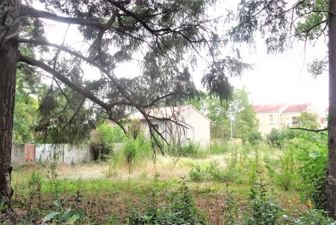 Terrain constructible à Graulhet - 693 m² en secteur résidentiel et boisé 