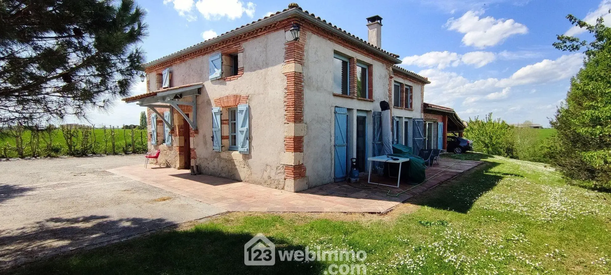 À vendre en viager occupé une maison de 155 m² à Auvillar (82) avec terrasse et garage 